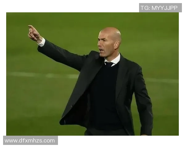 齐达内亮相以马卡动漫游戏活动现场粉丝热情高涨场面一度失控